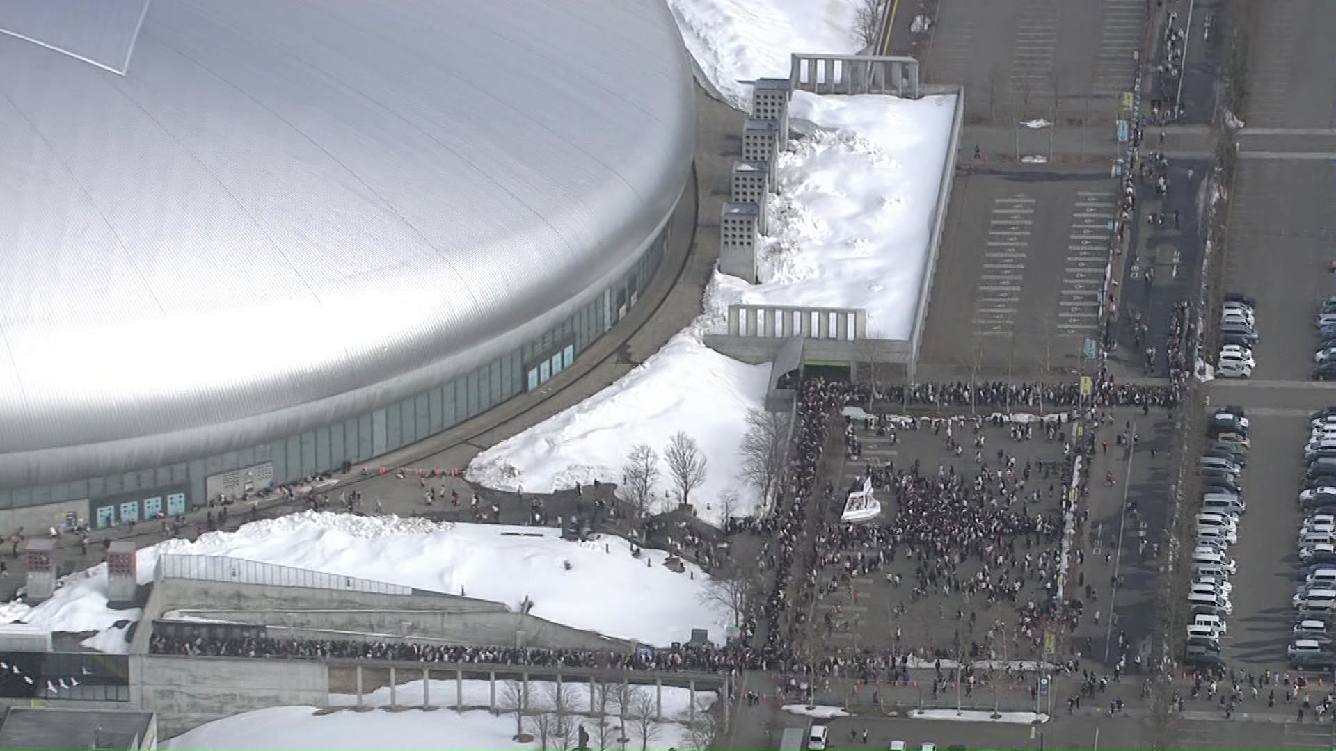 多くのファンが詰めかけた会場周辺