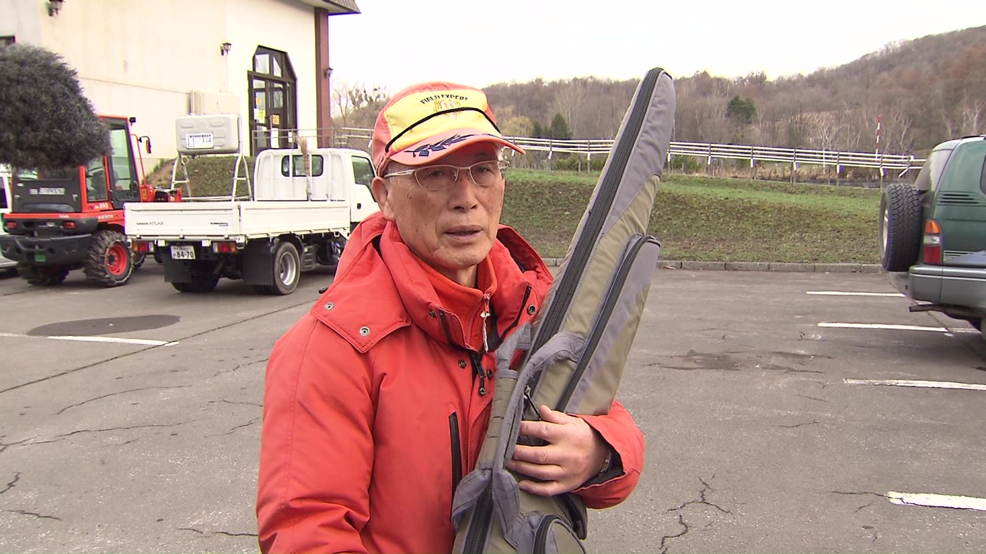 8年ぶりに銃を携えてパトロールに向かう池上さん