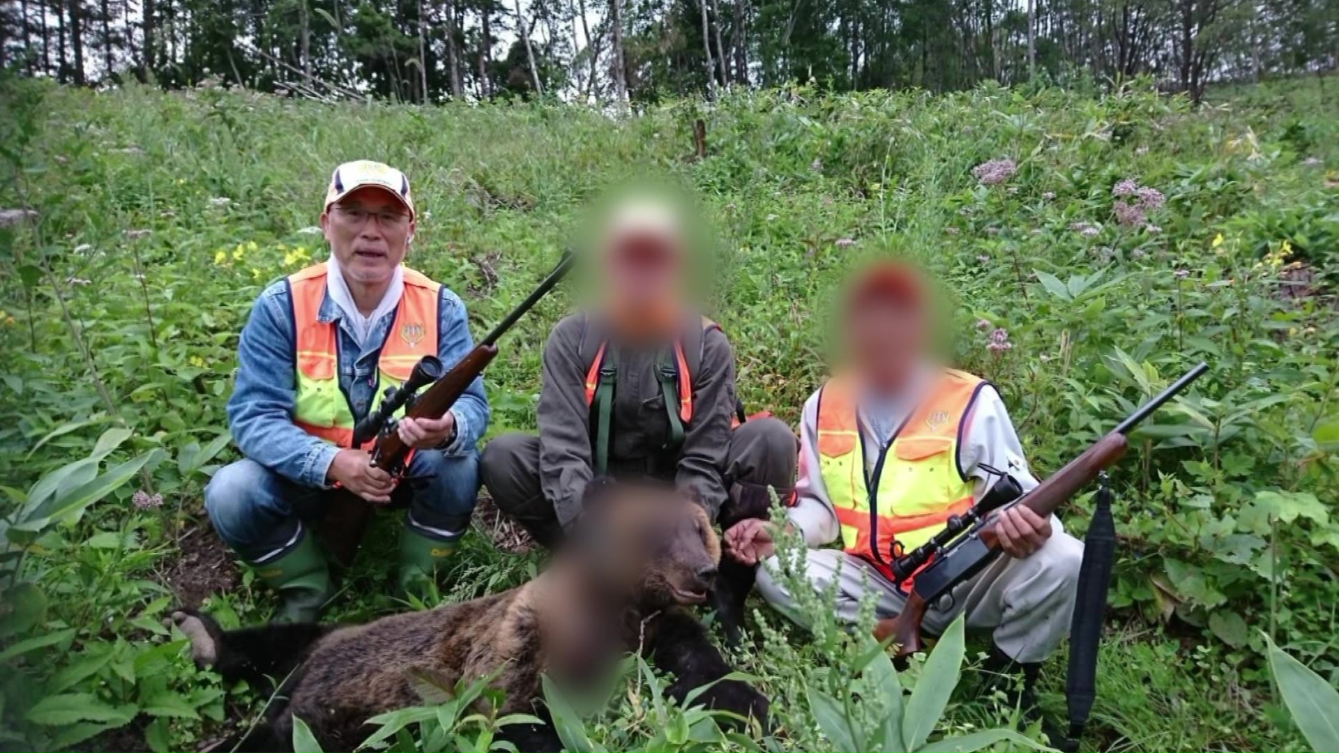 猟友会の狩猟仲間と写真に写る池上さん(提供:池上治男さん)