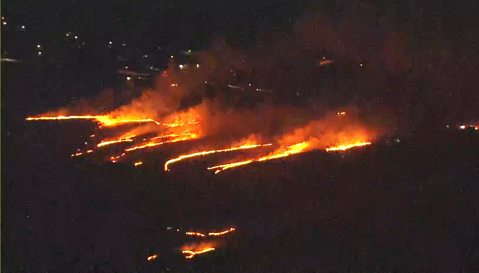 夜になっても火は消えず…