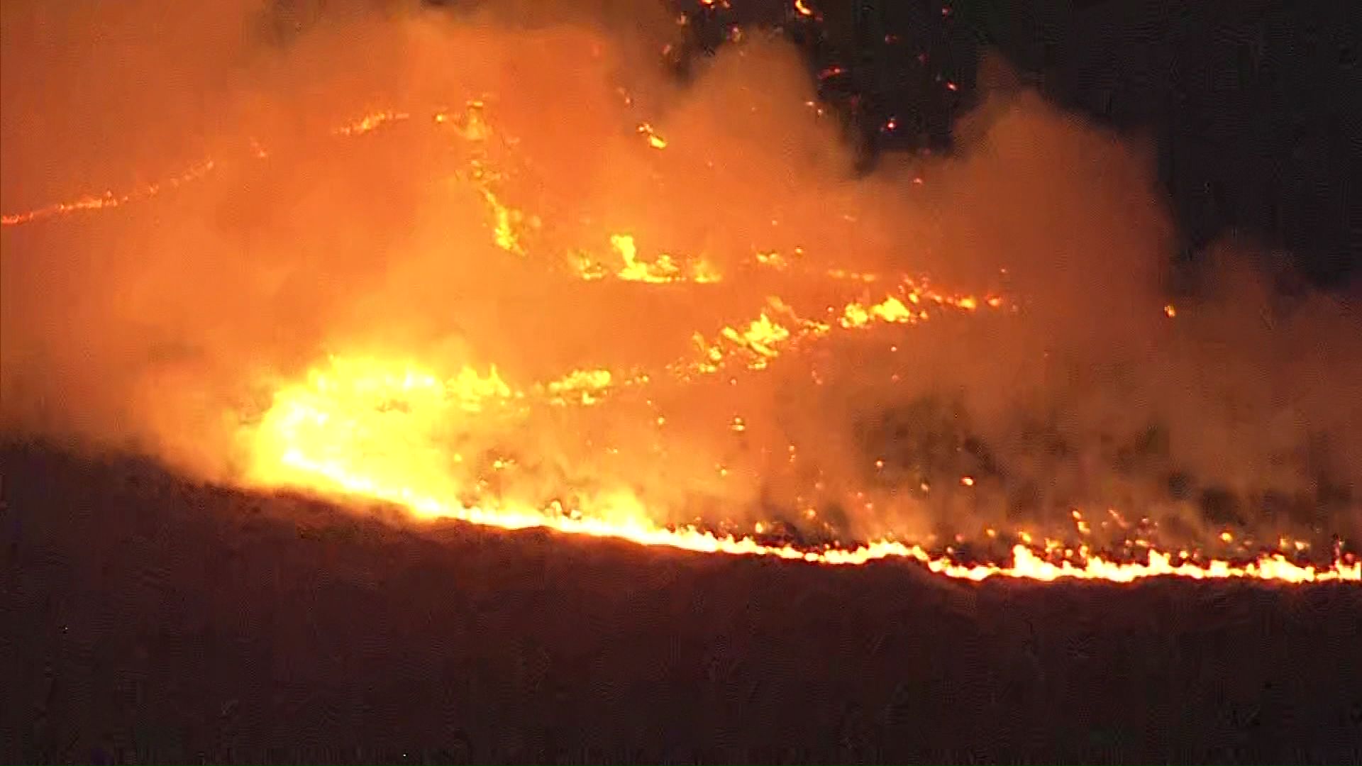 住宅まで数100メートルほどの場所まで火が迫っていた