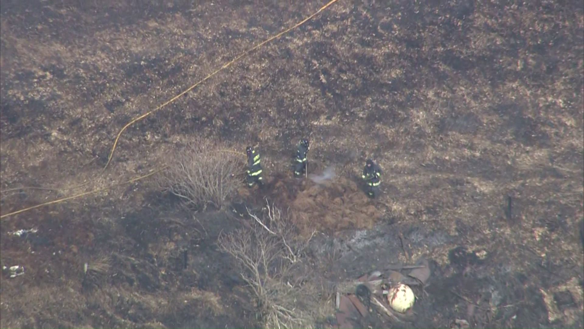 ほぼ消化するも17日正午現在も消火活動を続けている
