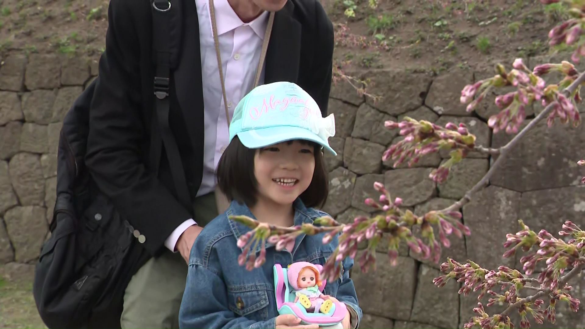 桜が開花せず落ち込む女の子