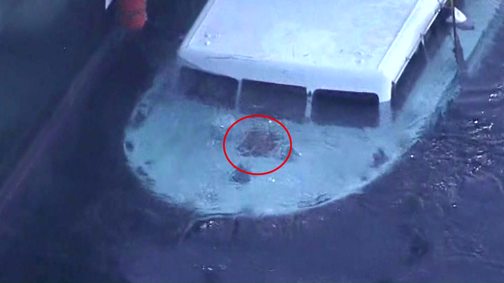 沈没した「KAZU1」のハッチ