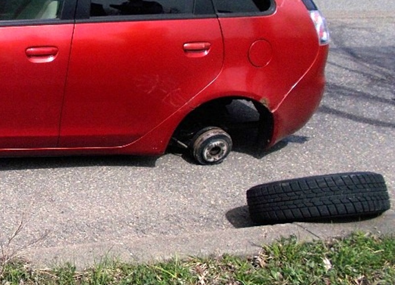 【1本だけ冬タイヤ】タイヤ交換中に