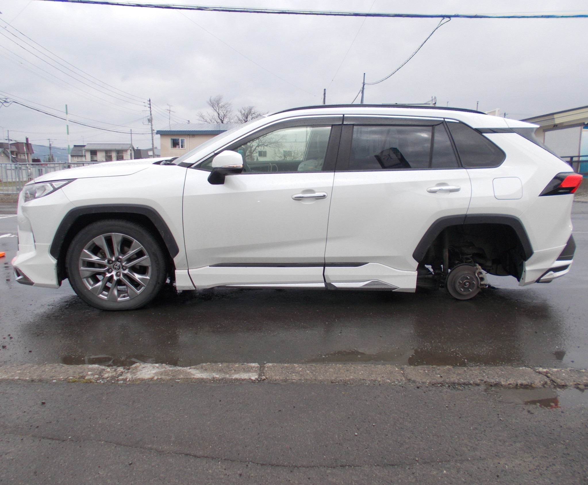 タイヤが外れた乗用車(提供:道警)