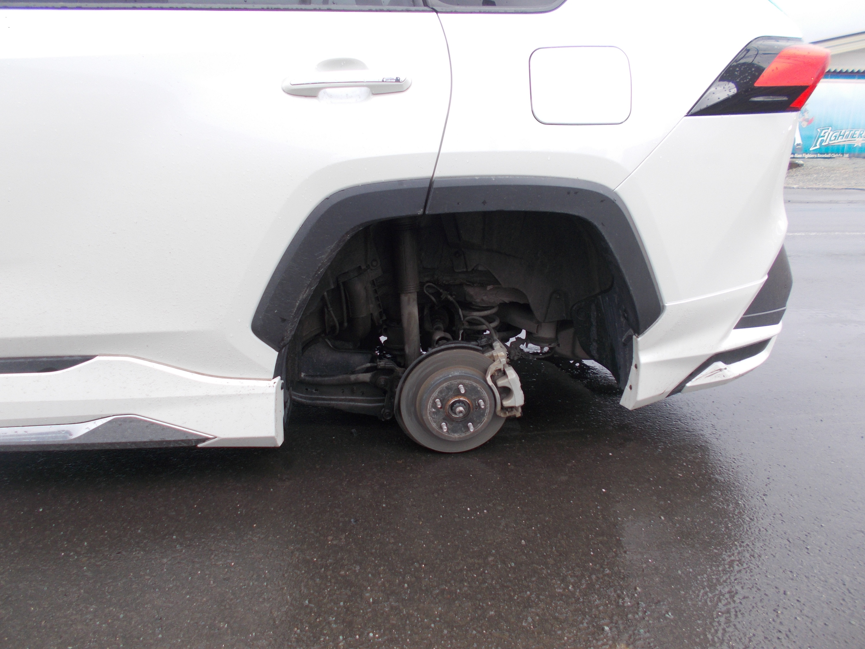 左後ろのタイヤが外れた(提供:道警)