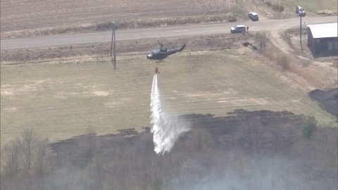 災害派遣要請を受け、自衛隊のヘリが消火活動を開始