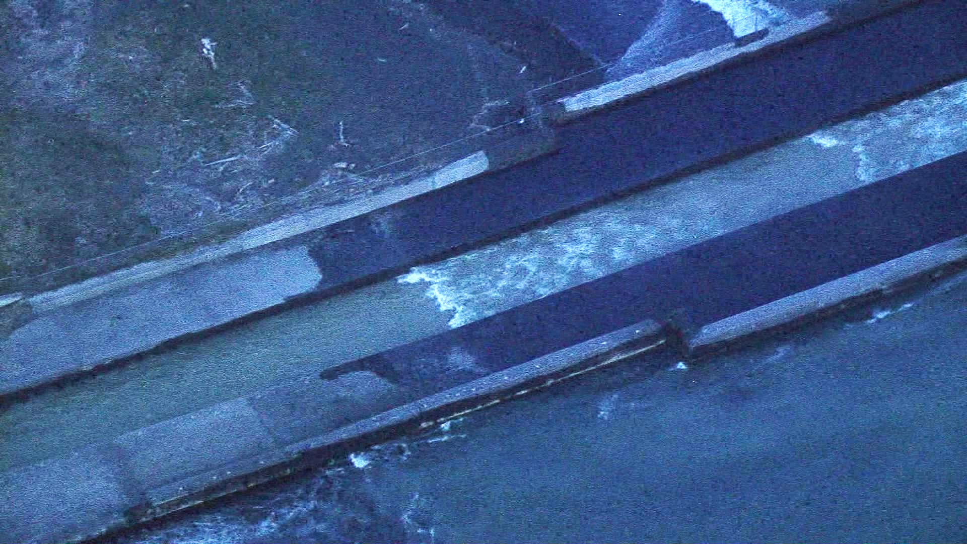 水路をさかのぼっていく波（苫小牧市）