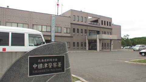 窃盗容疑で現行犯逮捕された男を捜査する北海道警中標津署
