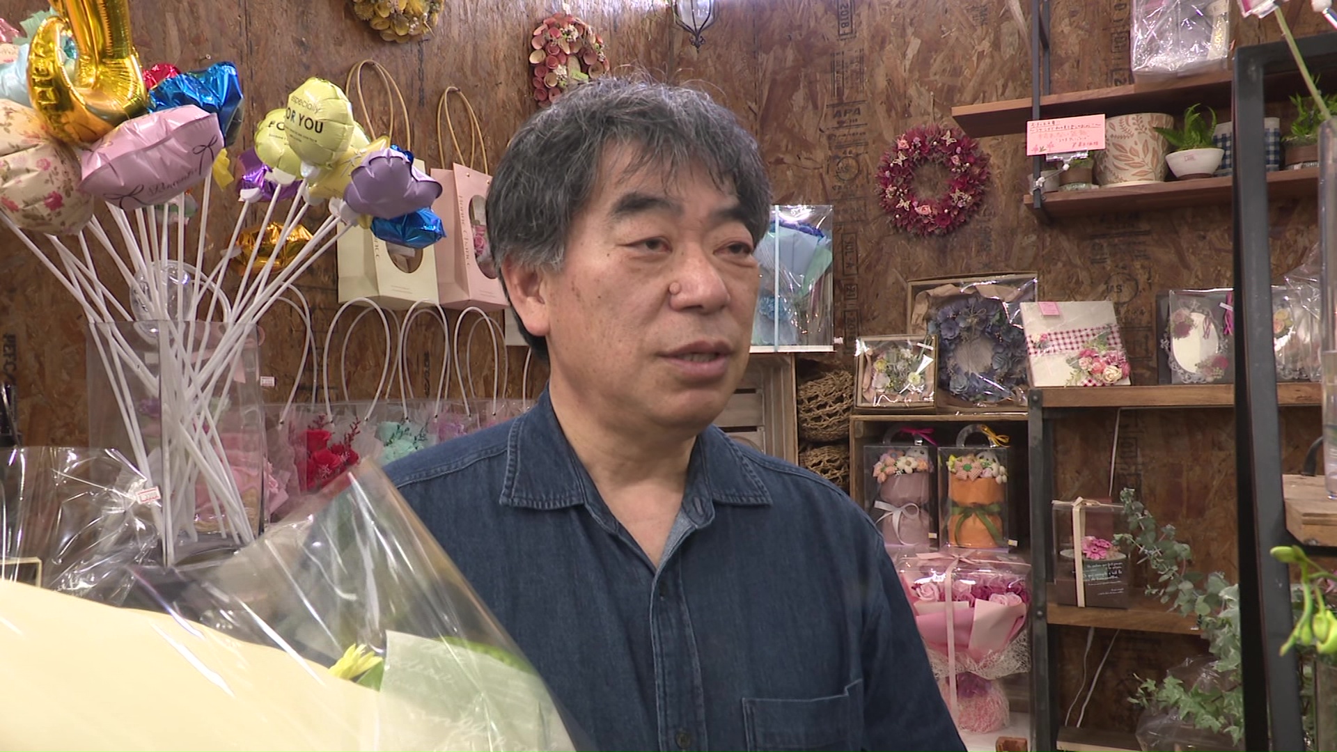 式場に献花するため花束を購入した杉浦登市さん