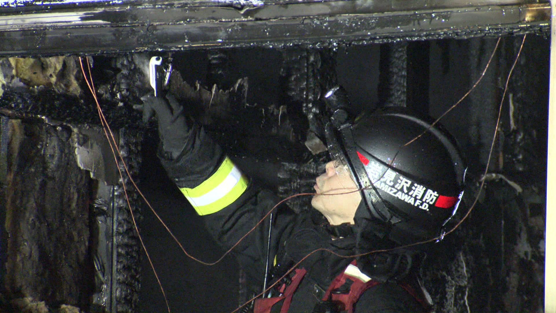 警察は遺体の身元特定と火事の原因を調べる