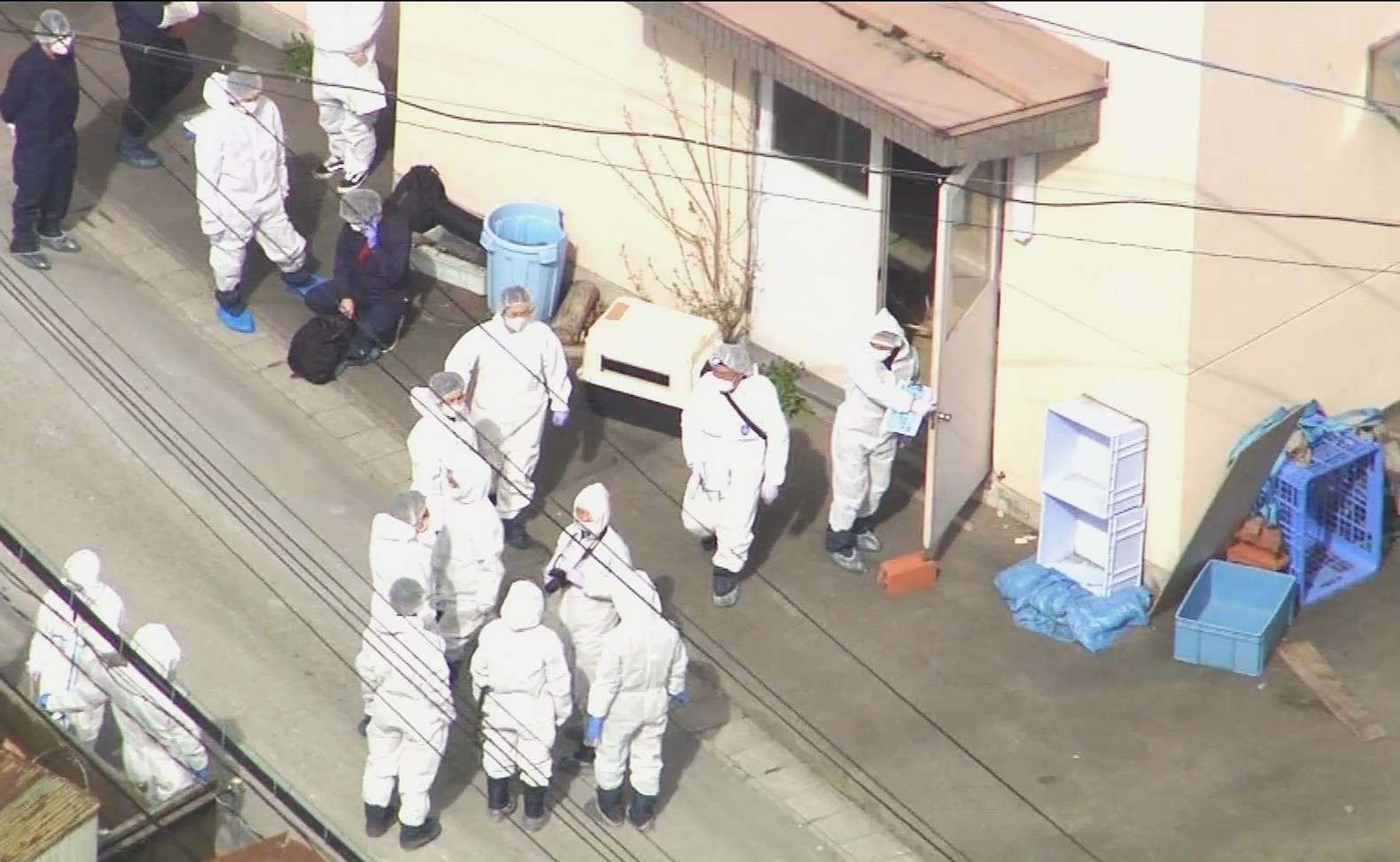 焼却炉を調べる捜査員