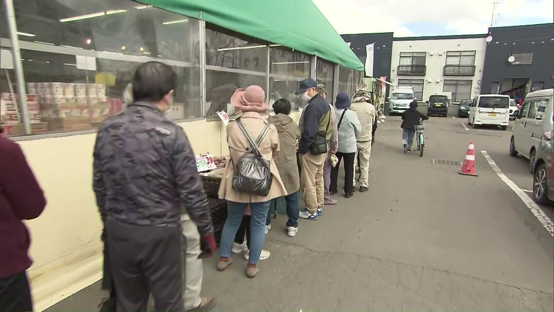 店頭に並ぶ買い物客