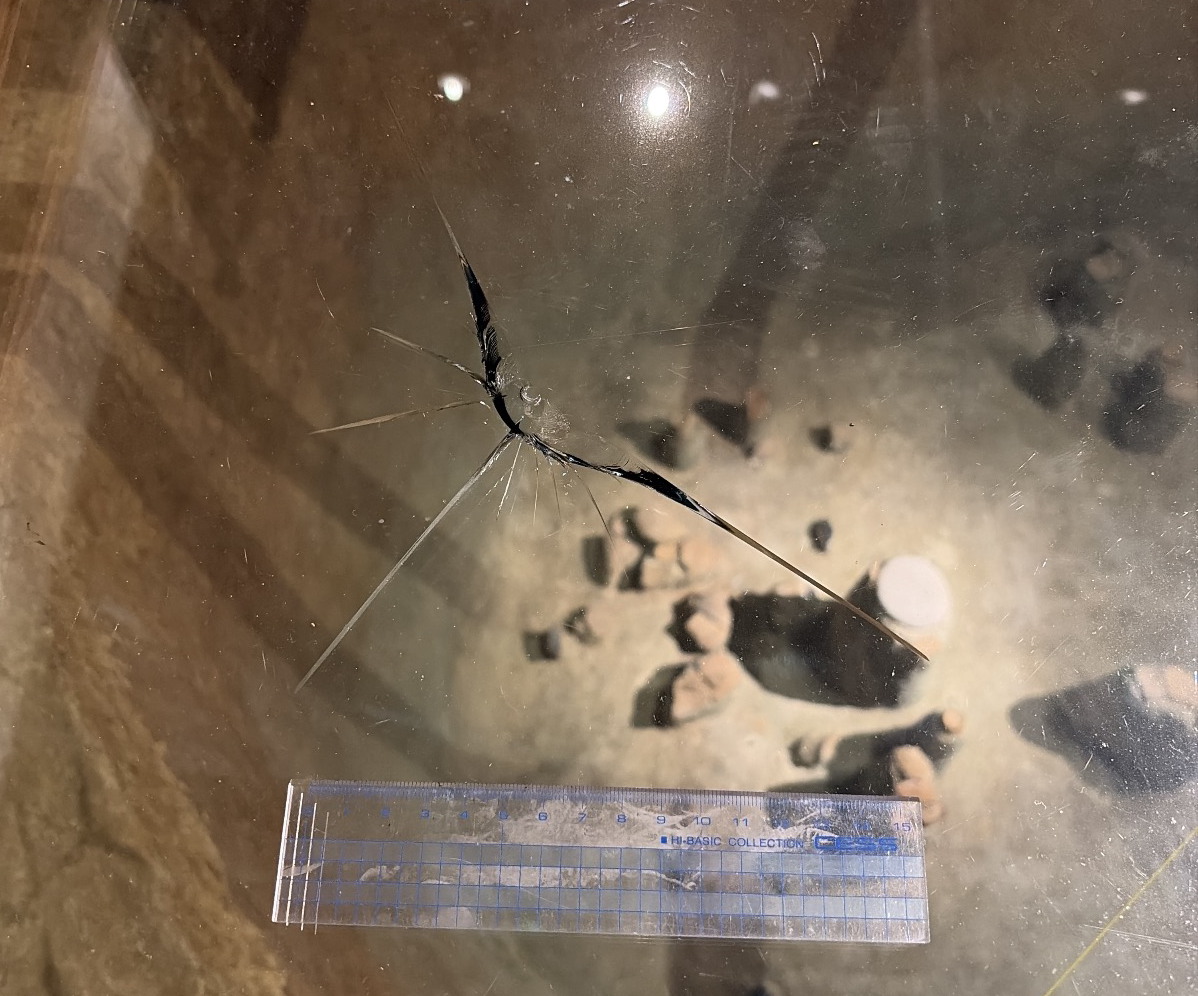 浦幌町立博物館 ガラスにヒビ （提供・浦幌町）