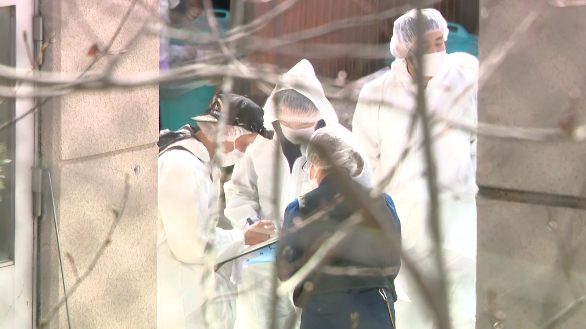 動物園には大勢の捜査員の姿が