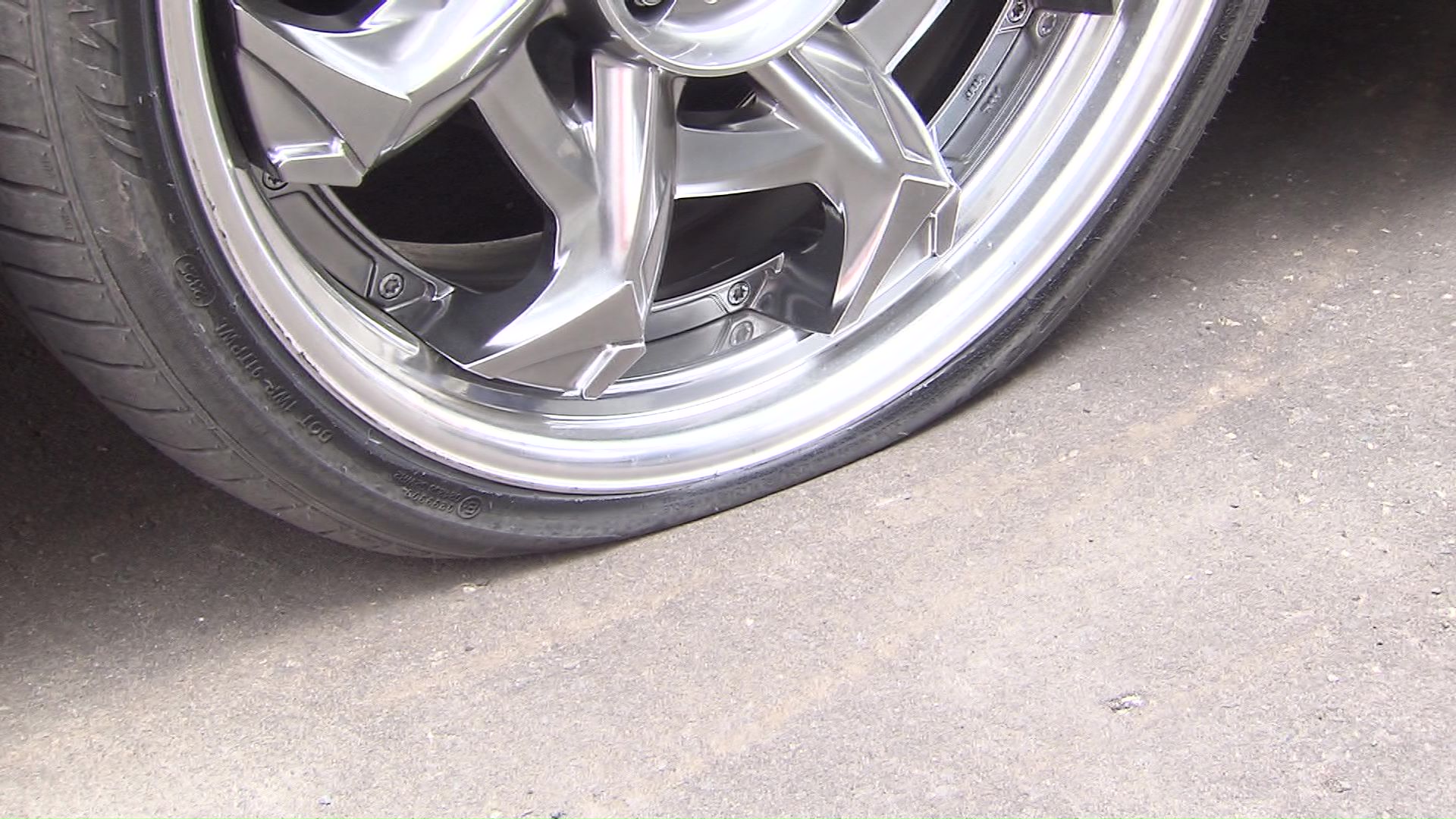 タイヤがパンクして救助要請