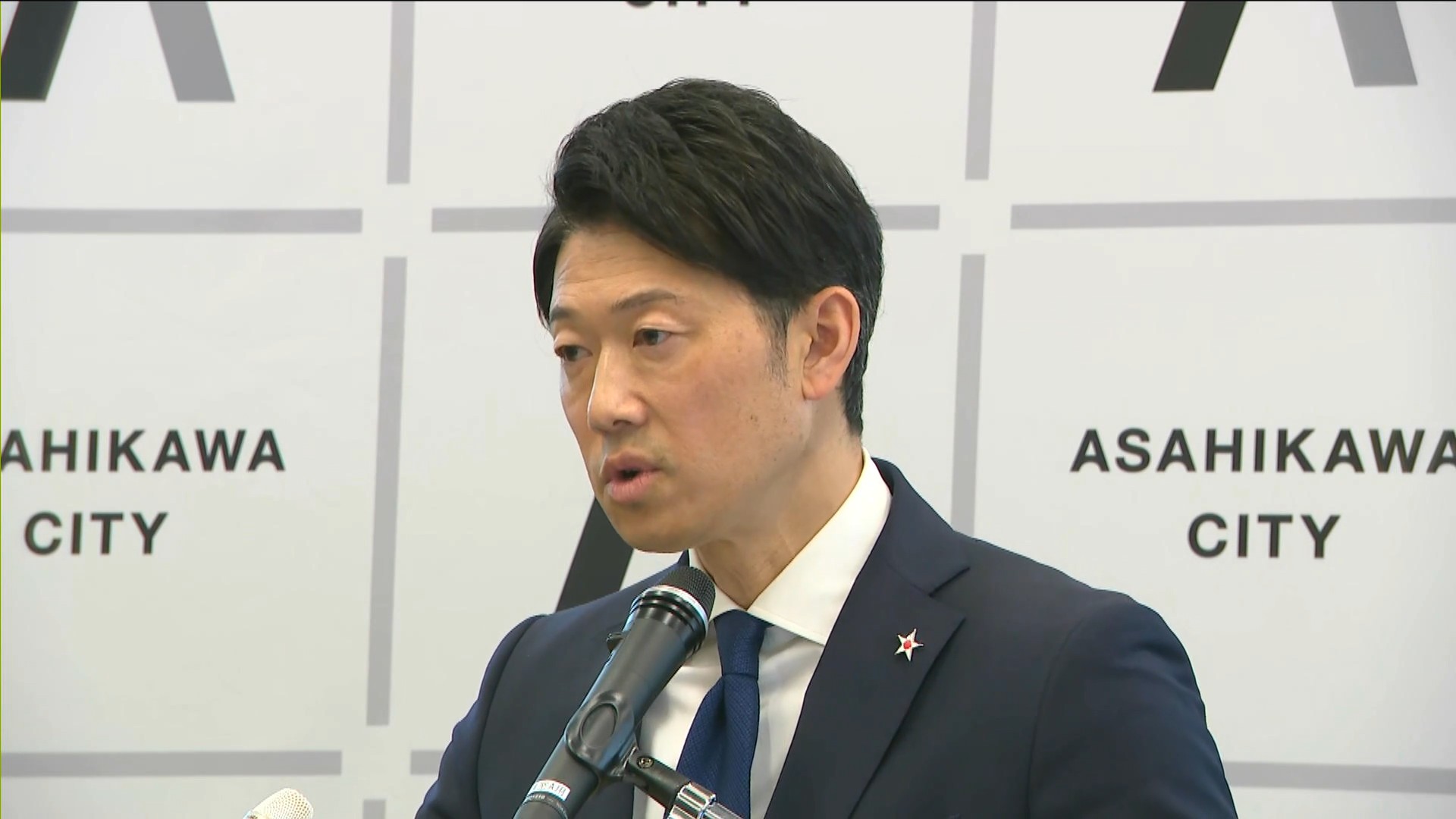 会見をした旭川市の今津寛介市長 ときおり苦渋の表情を浮かべた