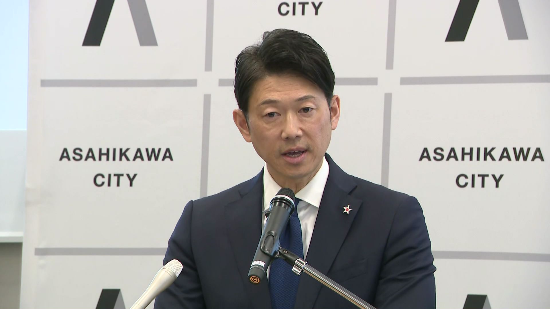 陳謝する今津寛介市長