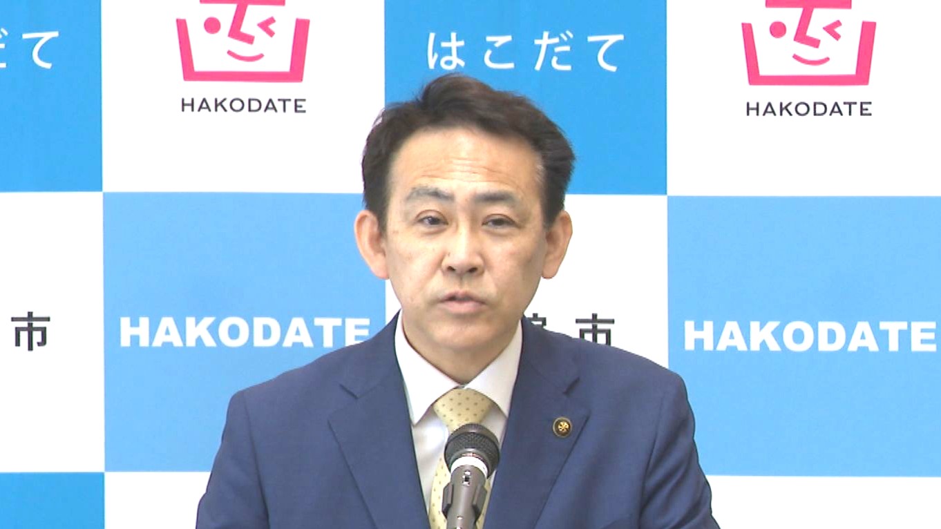 会見を行う函館市の大泉潤市長(4月28日)