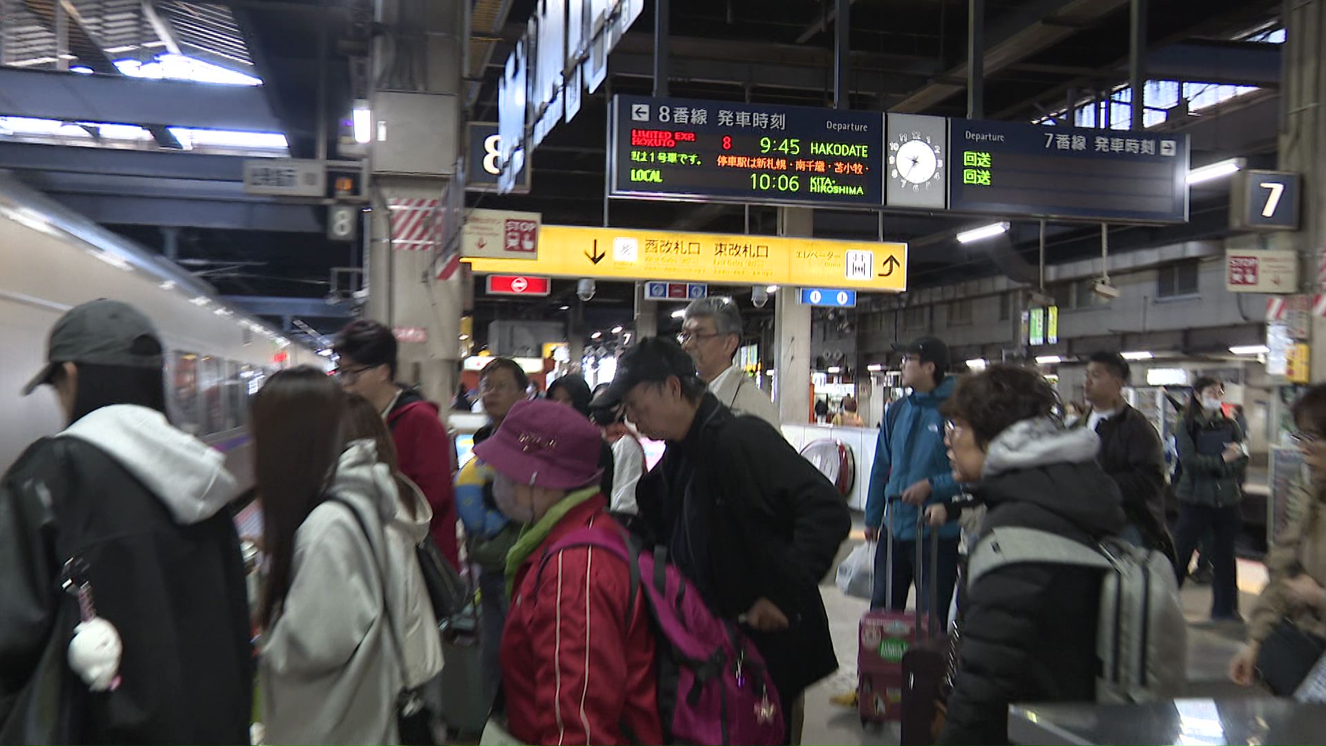 連休初日で混雑するJR札幌駅
