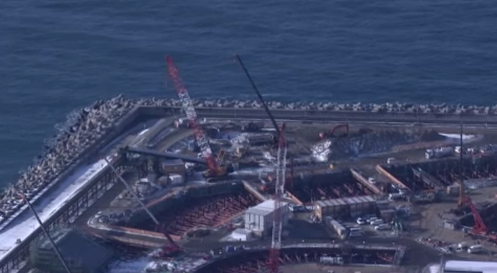 泊原発で建設中の防潮堤(2025年12月)