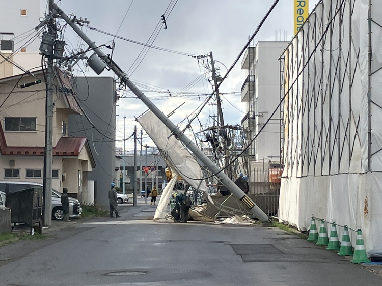 電柱が倒れた現場