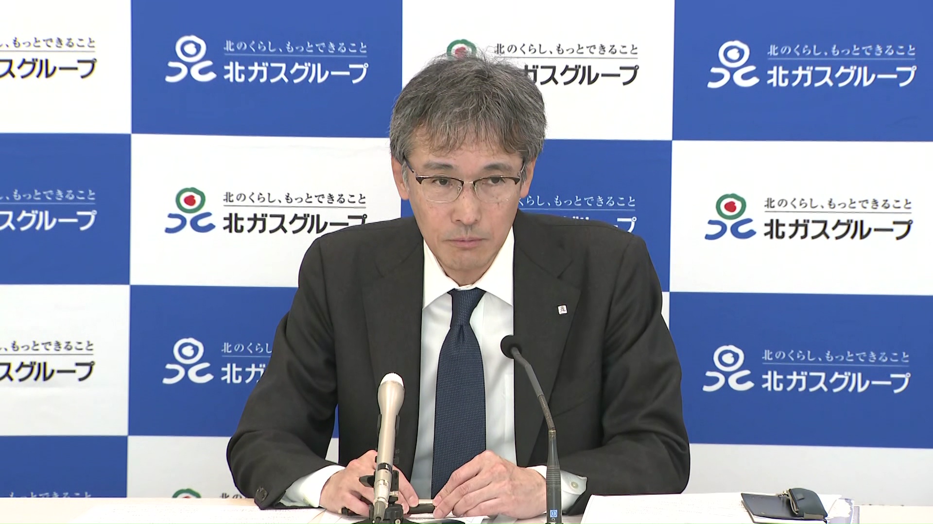 2025年度決算を記者会見で発表する川村智郷社長