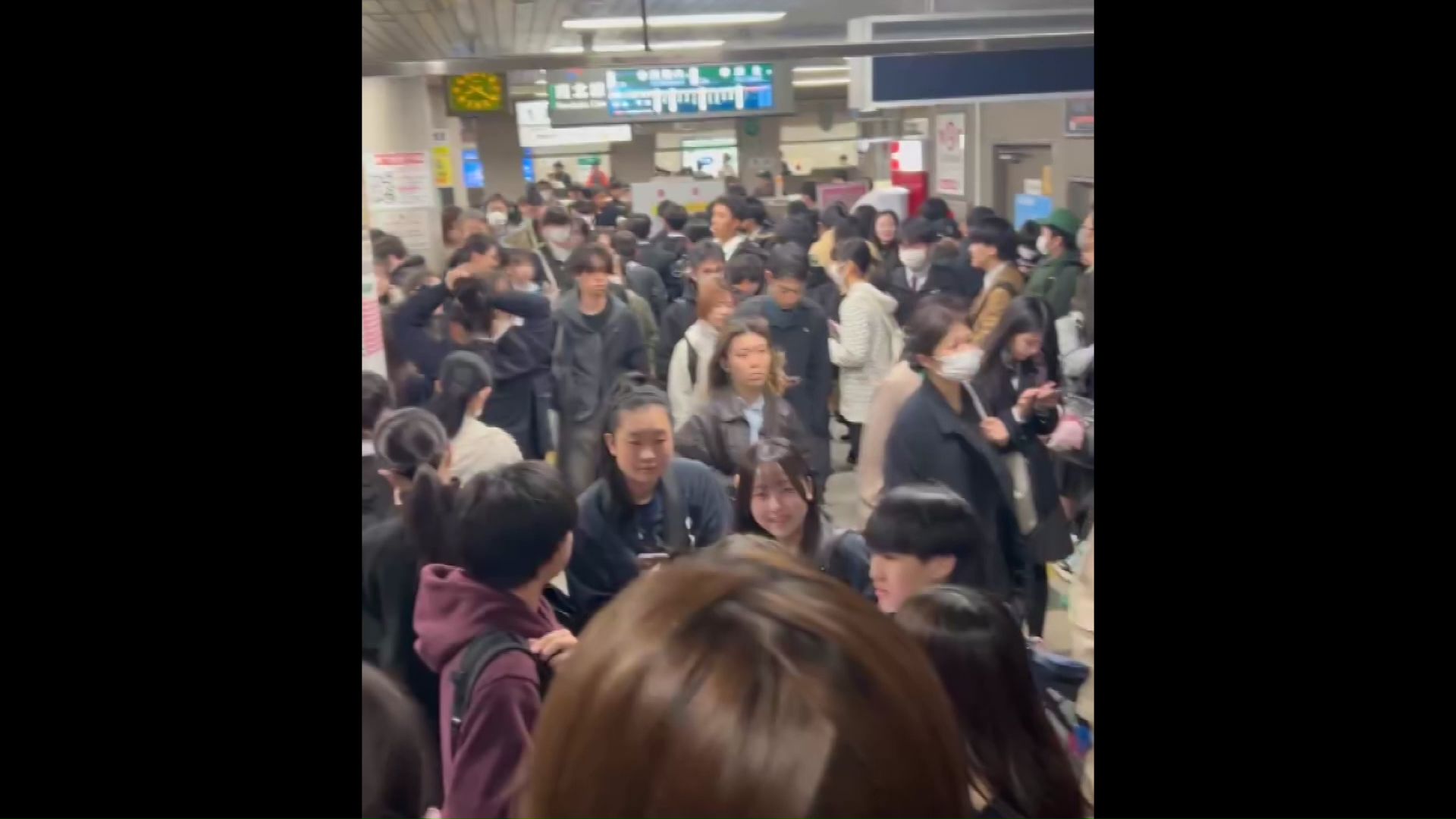 足止めされる利用客でごった返す(画像：視聴者提供)