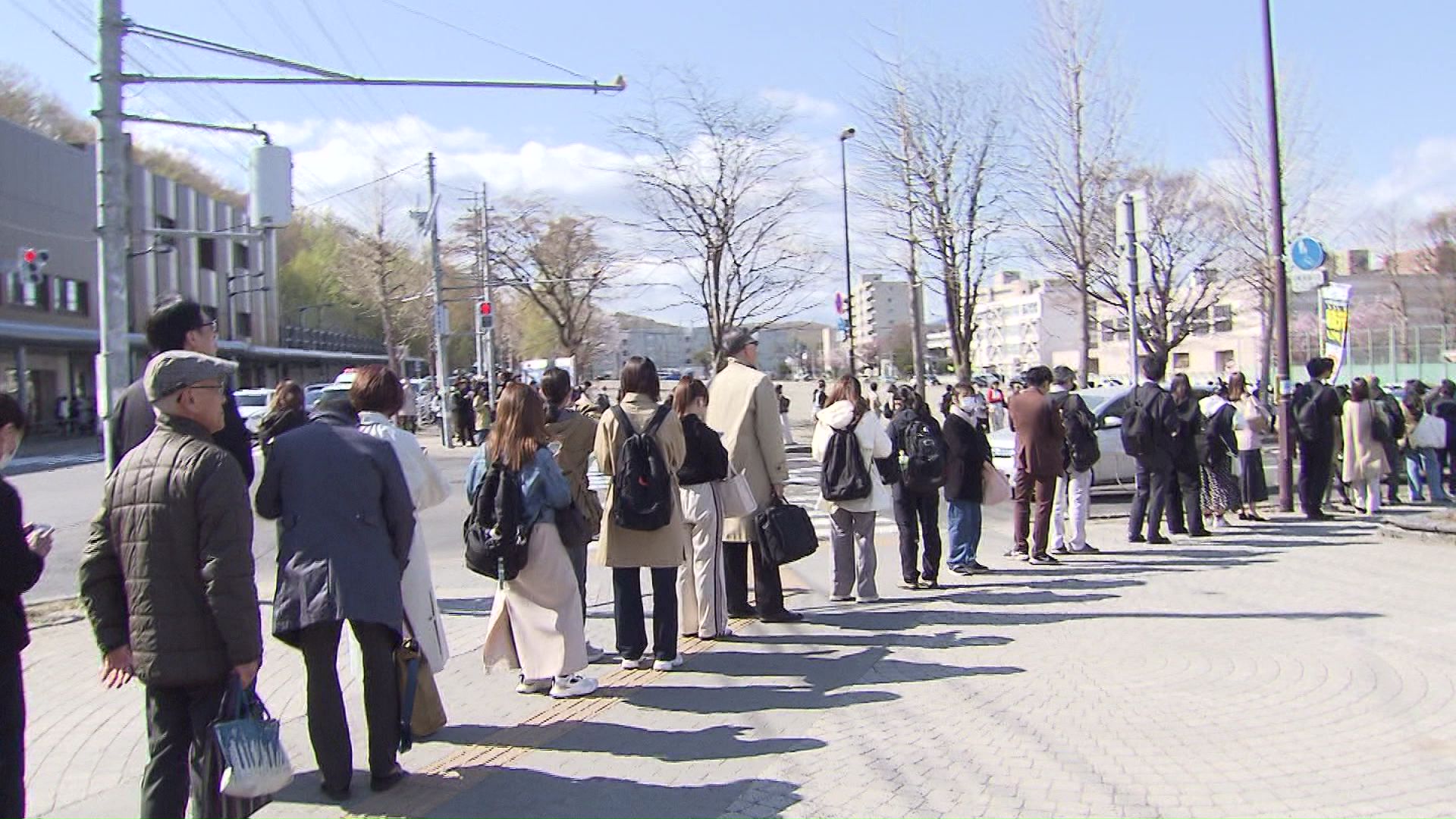 真駒内駅前に長蛇の列