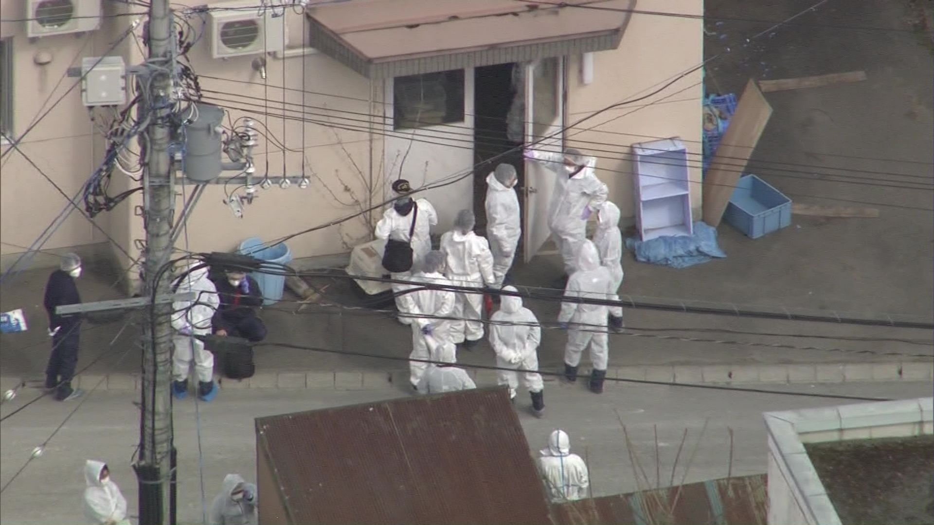 園内の焼却炉を調べる捜査員