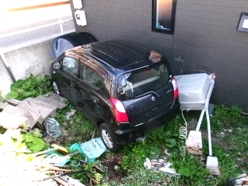 自宅に突っ込んだ軽自動車(提供:北海道警)