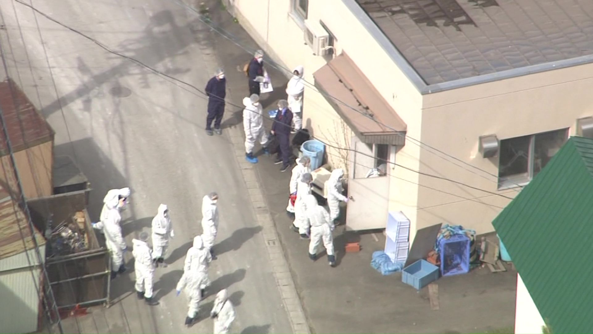 焼却炉付近を捜索する警察