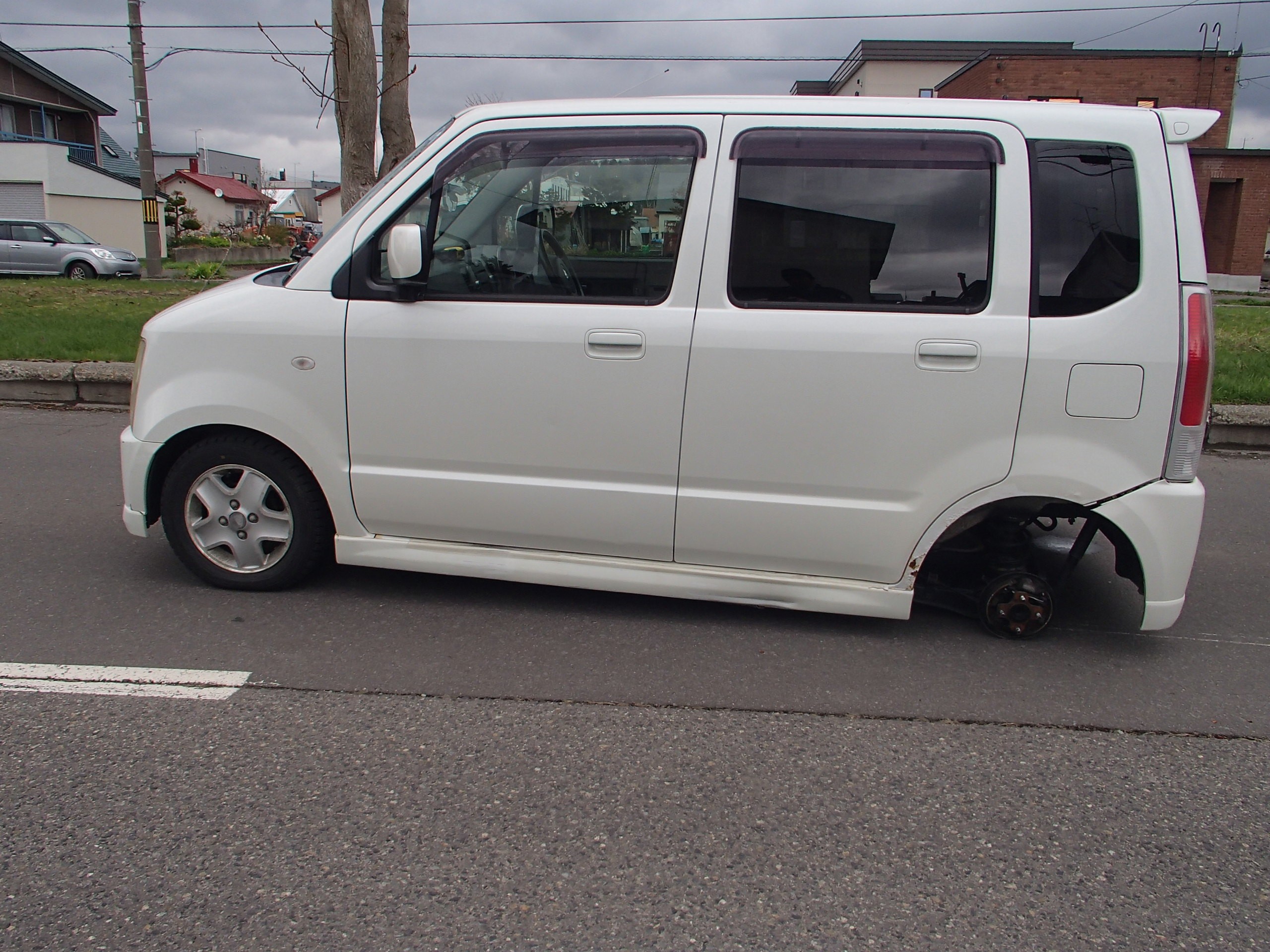 ホイール付きタイヤが外れた軽自動車(提供:北海道警)