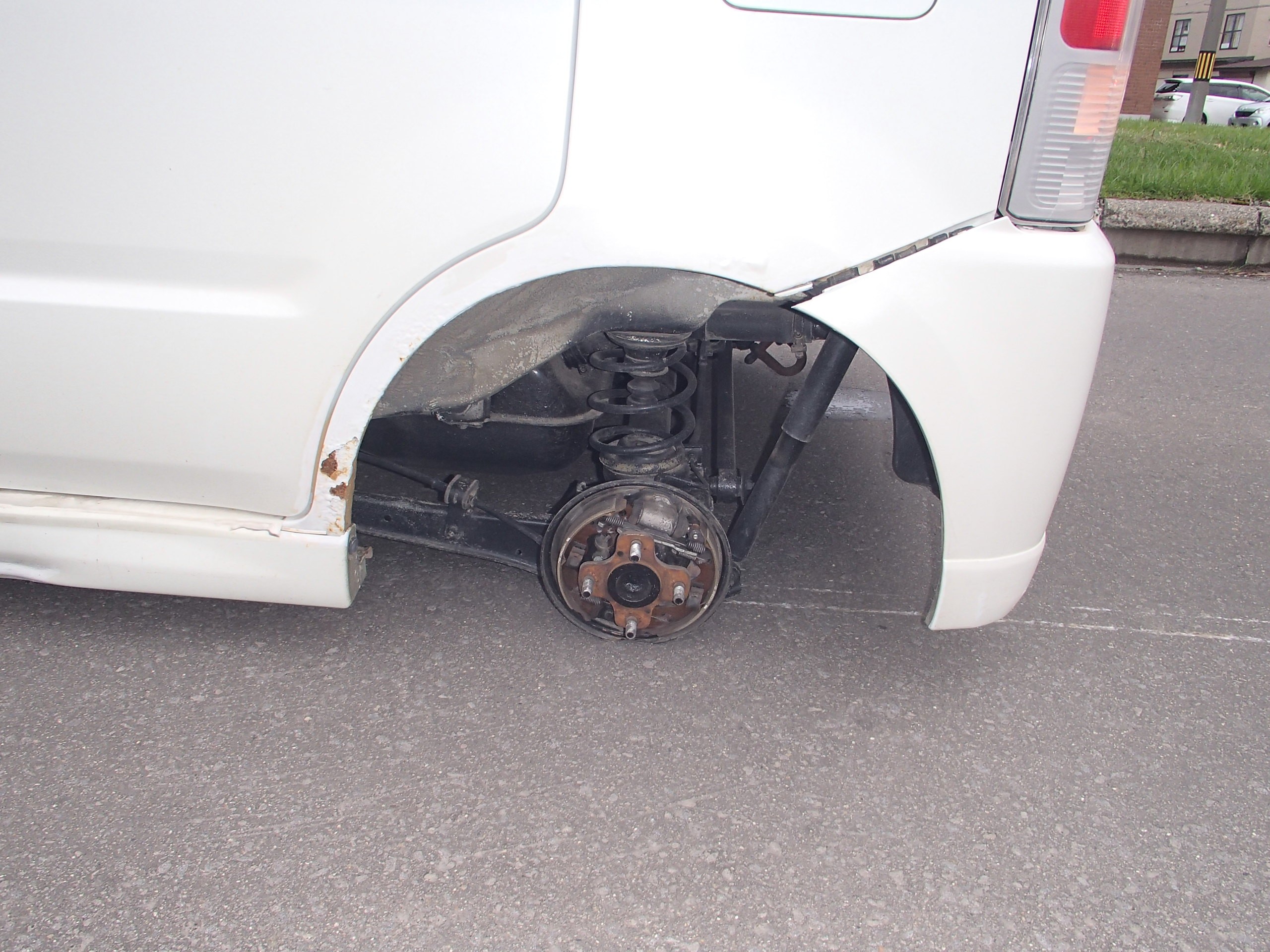 ホイール付きタイヤが外れた軽自動車の助手席側後輪(提供:北海道警)
