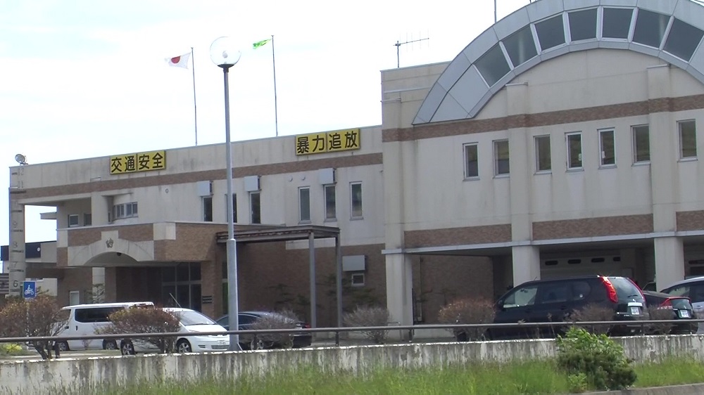 捜索を行う北海道警浦河署