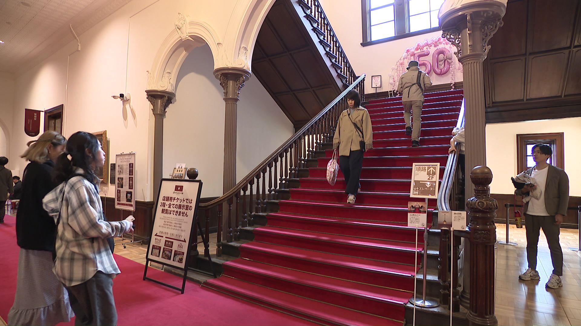 屋内のイベントは家族連れで盛況
