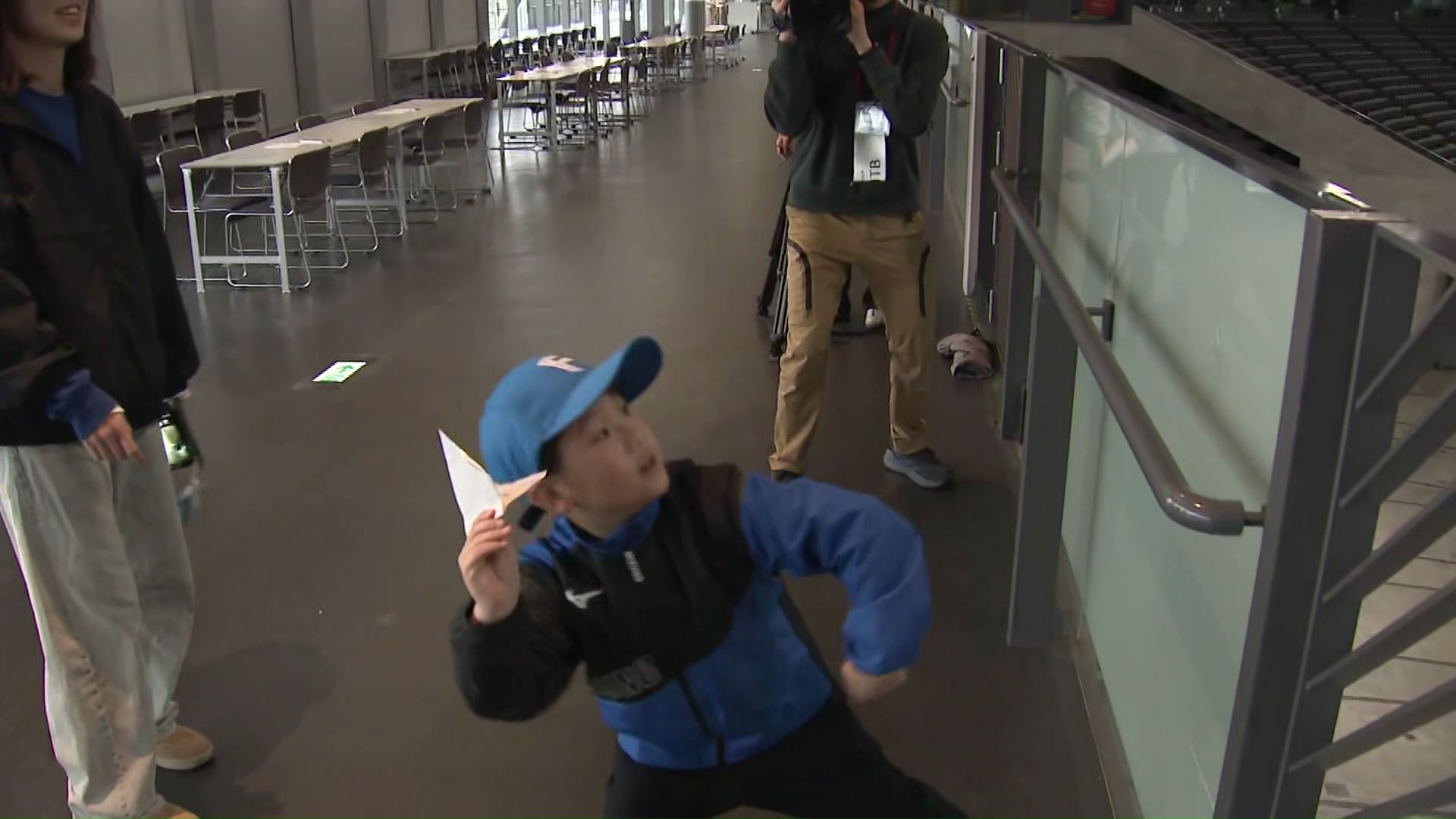 紙飛行機を飛ばす子ども