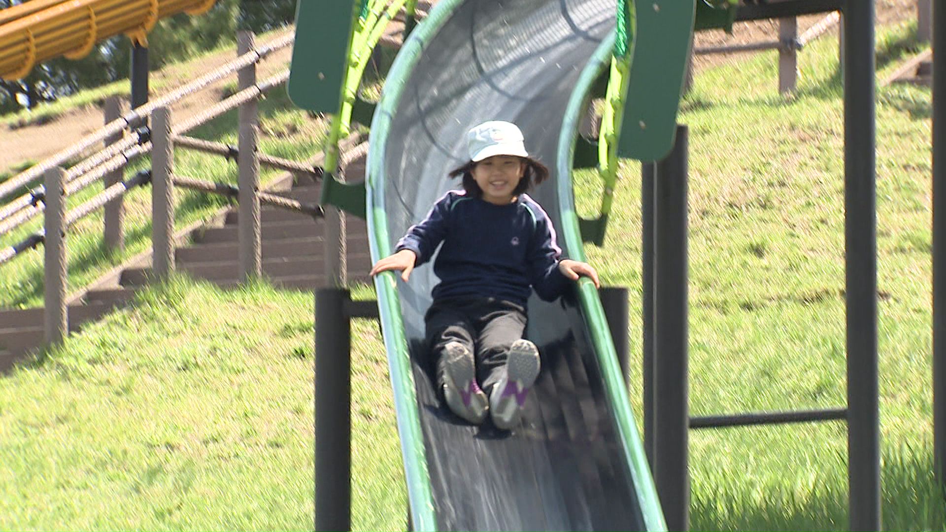 月寒公園にある長い滑り台