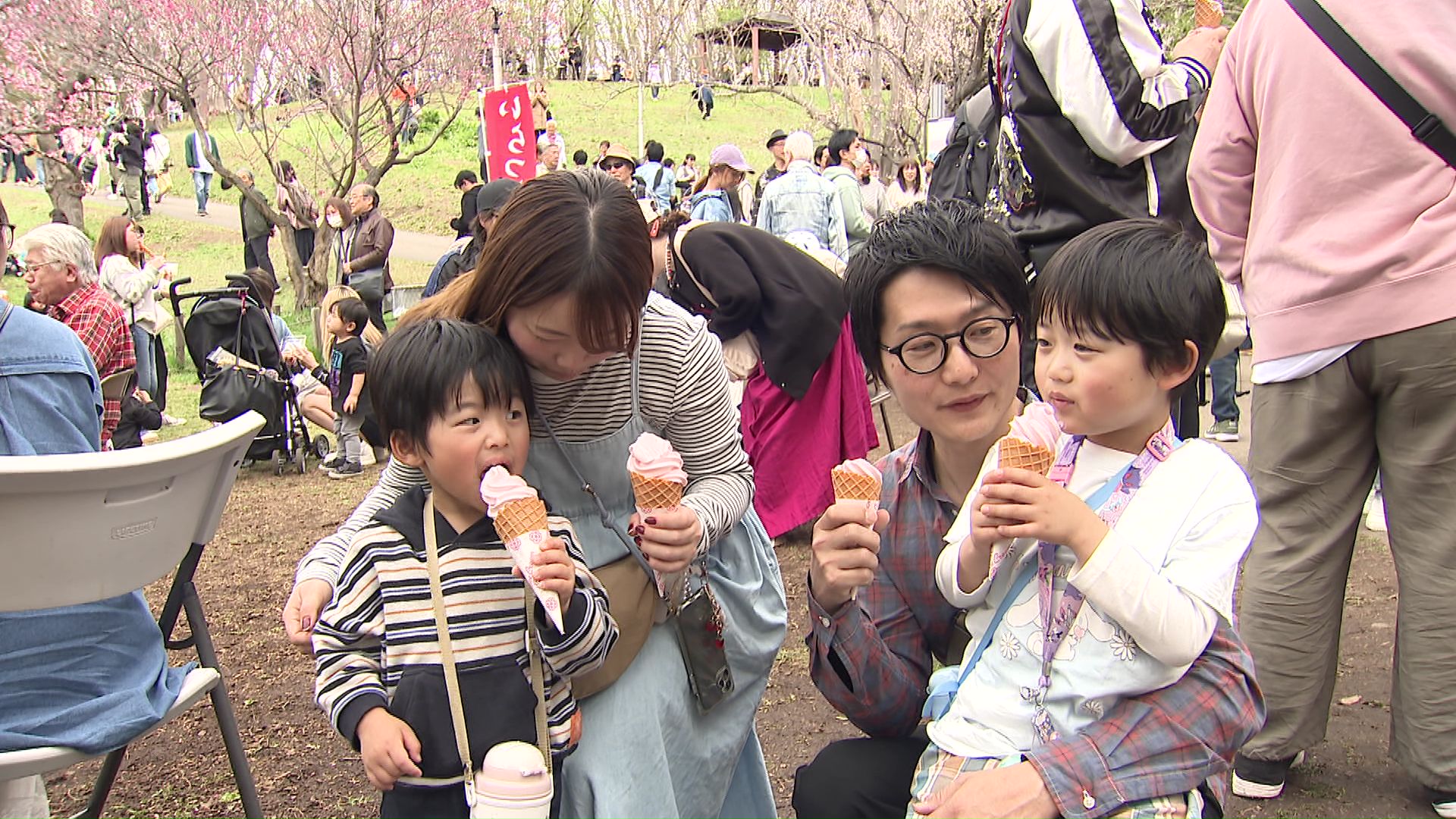 梅ソフトを食べた子ども