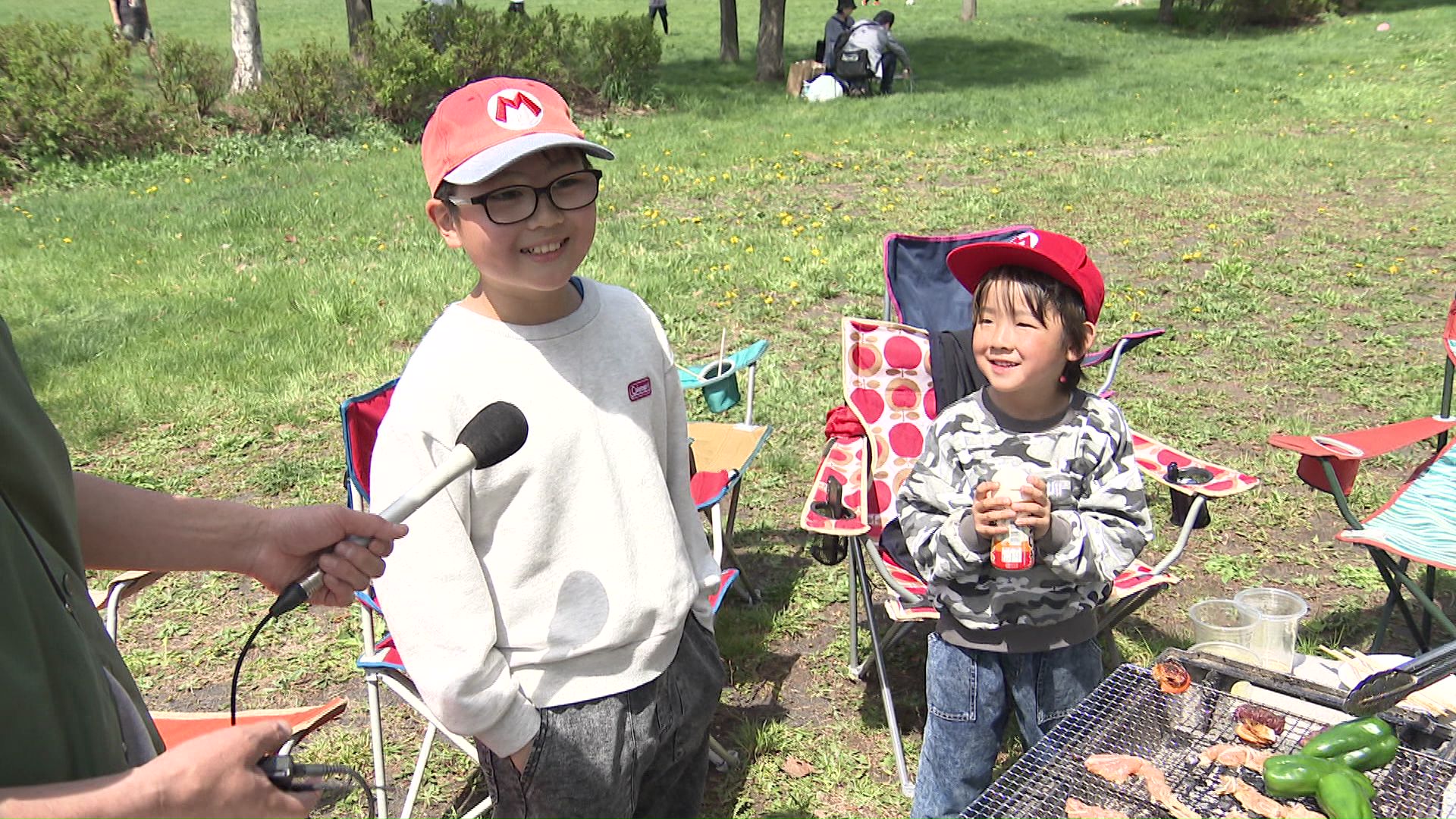 バーベキューを楽しむ子どもたち