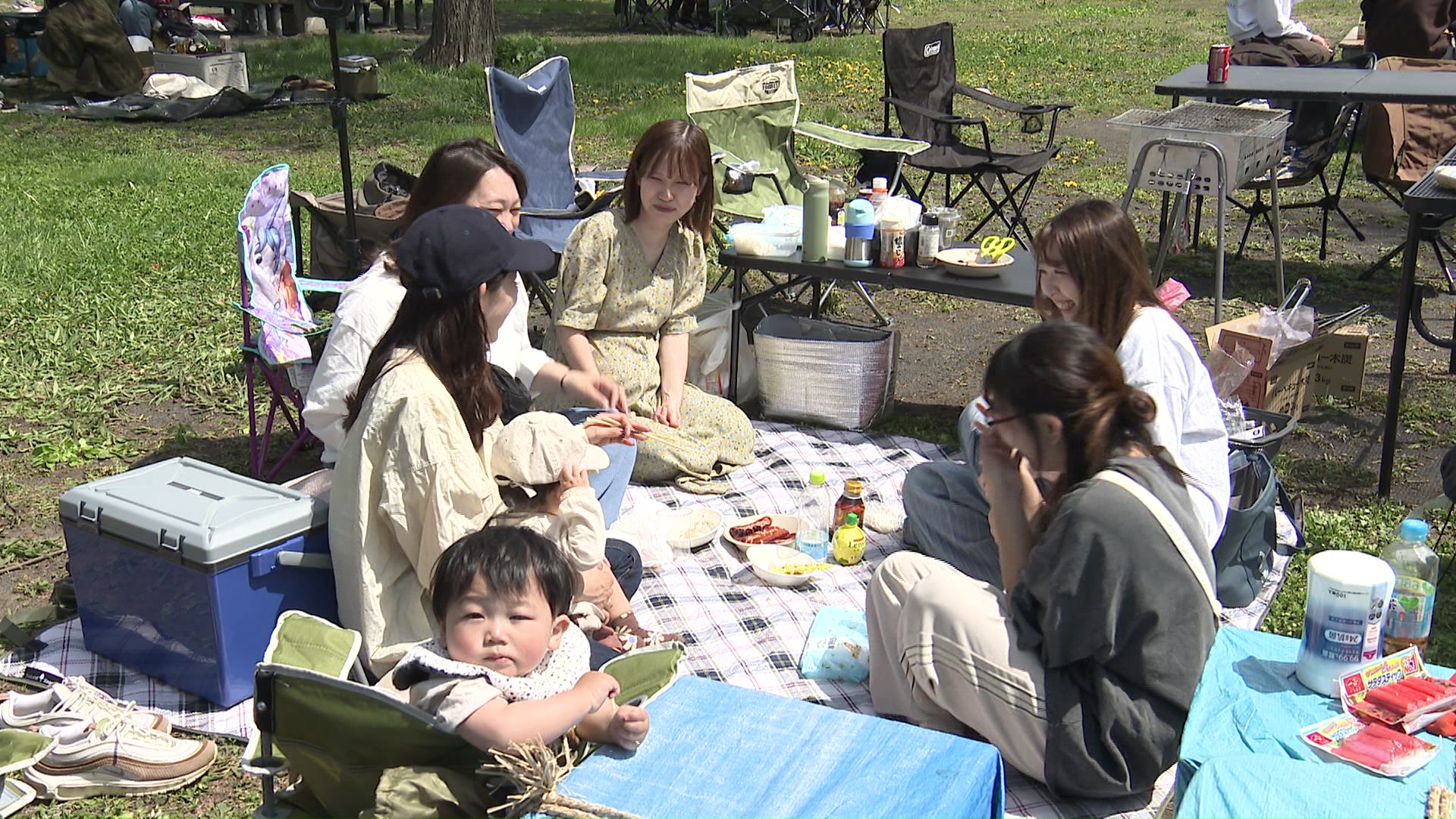 大勢の人が前田森林公園でバーベキューを楽しむ