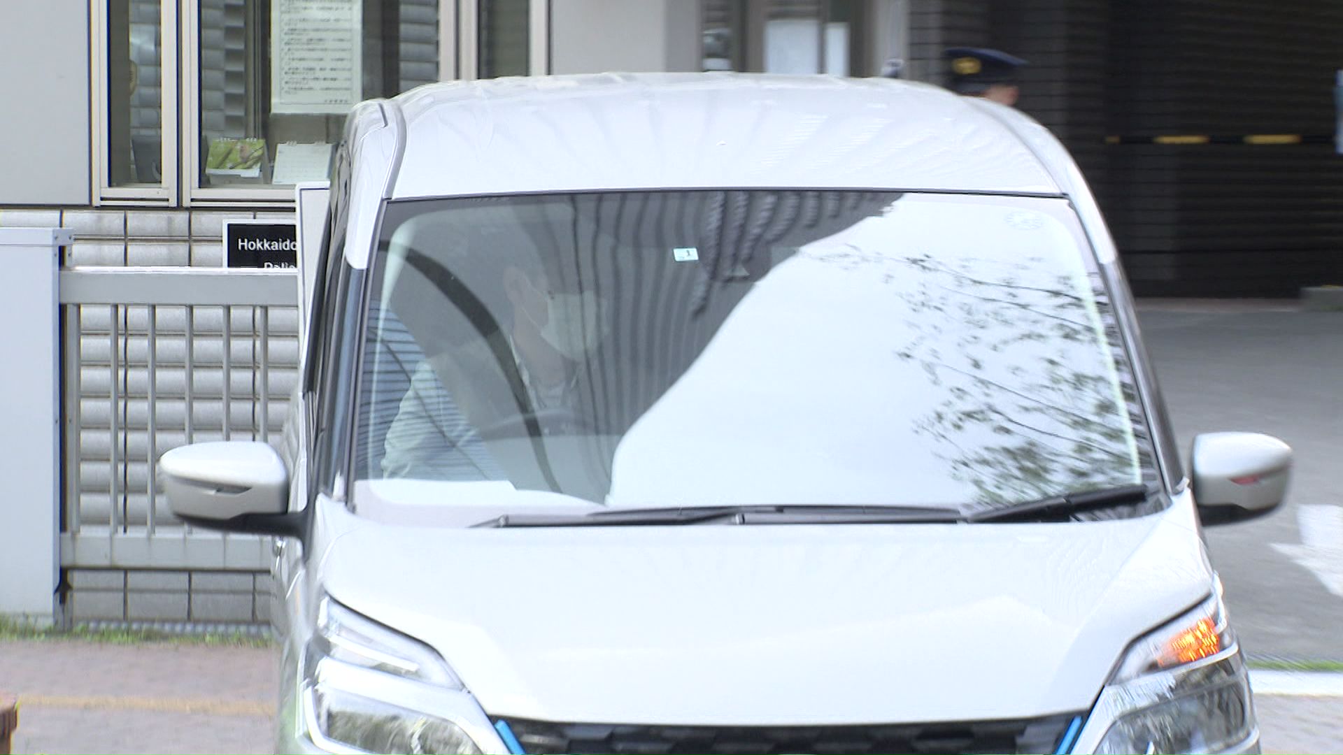 送検される上井雪峰容疑者