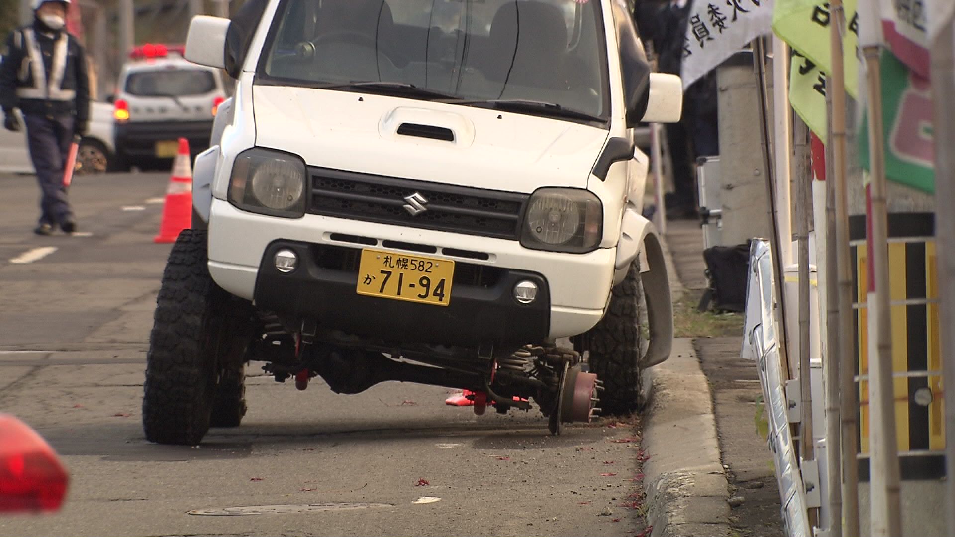 タイヤが脱落した不正改造車(2023年)