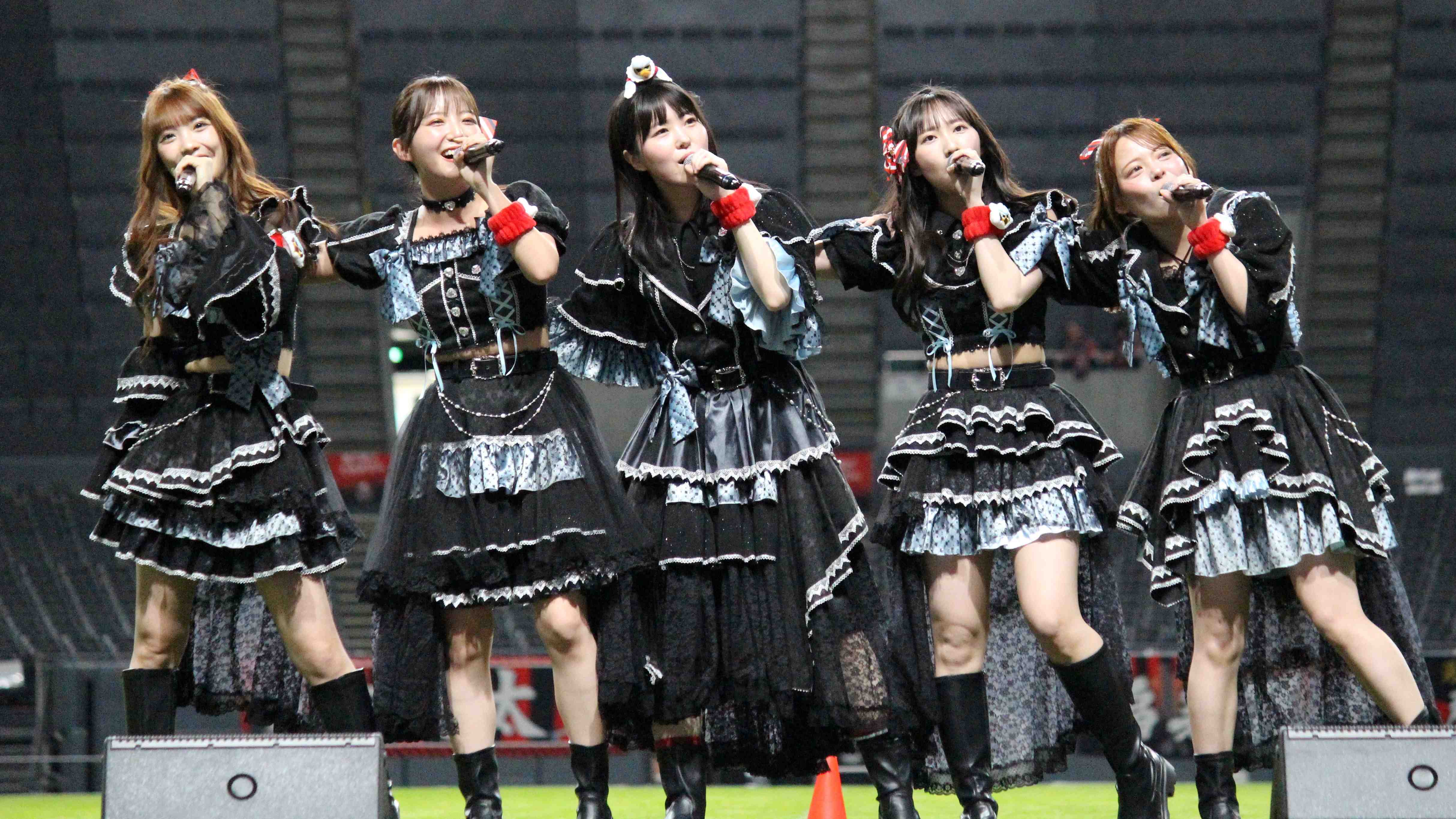 コンサドーレ戦後にライブを行ったタイトル未定(右から阿部葉菜、谷乃愛、冨樫優花、多田萌加、山下彩耶)