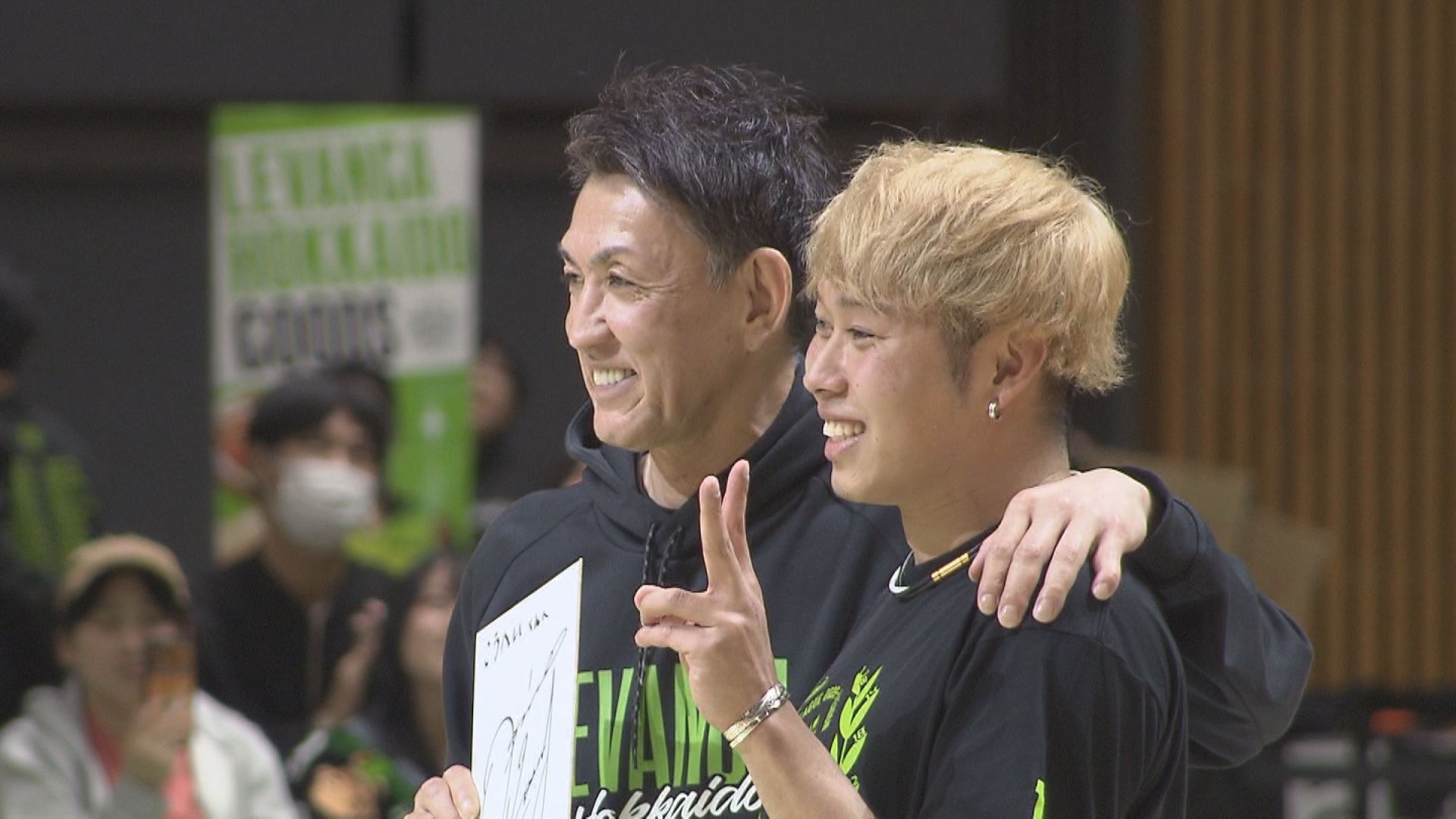 5月9日ファン感謝祭でMVPを獲得したレバンガ北海道の関野剛平選手(右)