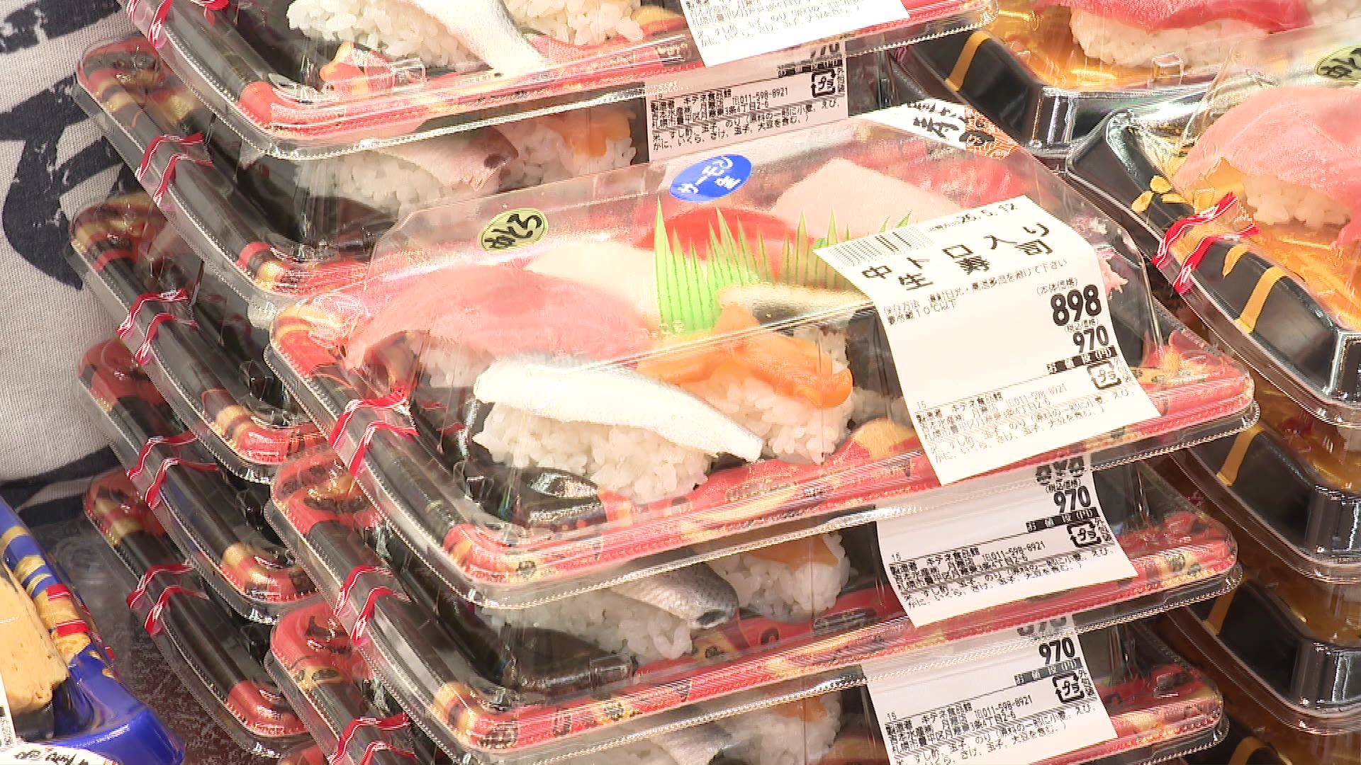 華やかなトレイを使用する商品は値上げに