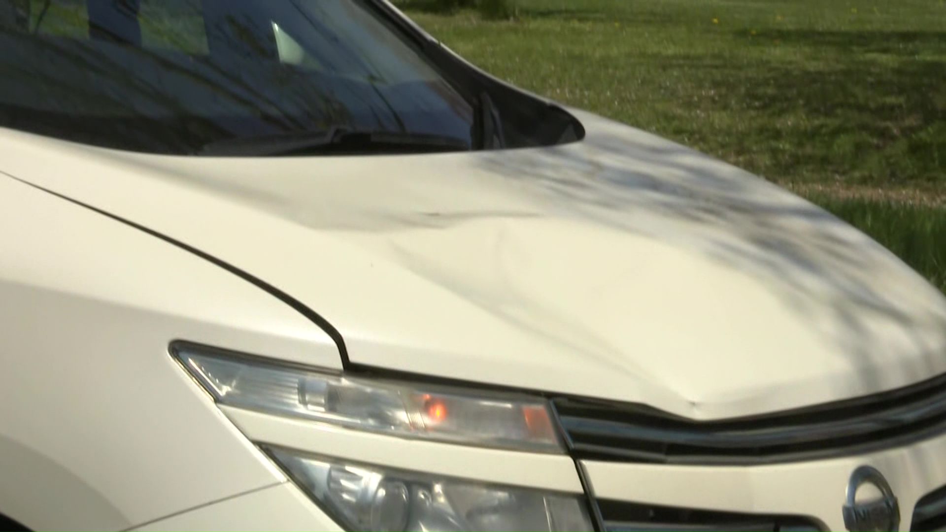 フロント部分が大きく凹んだ車