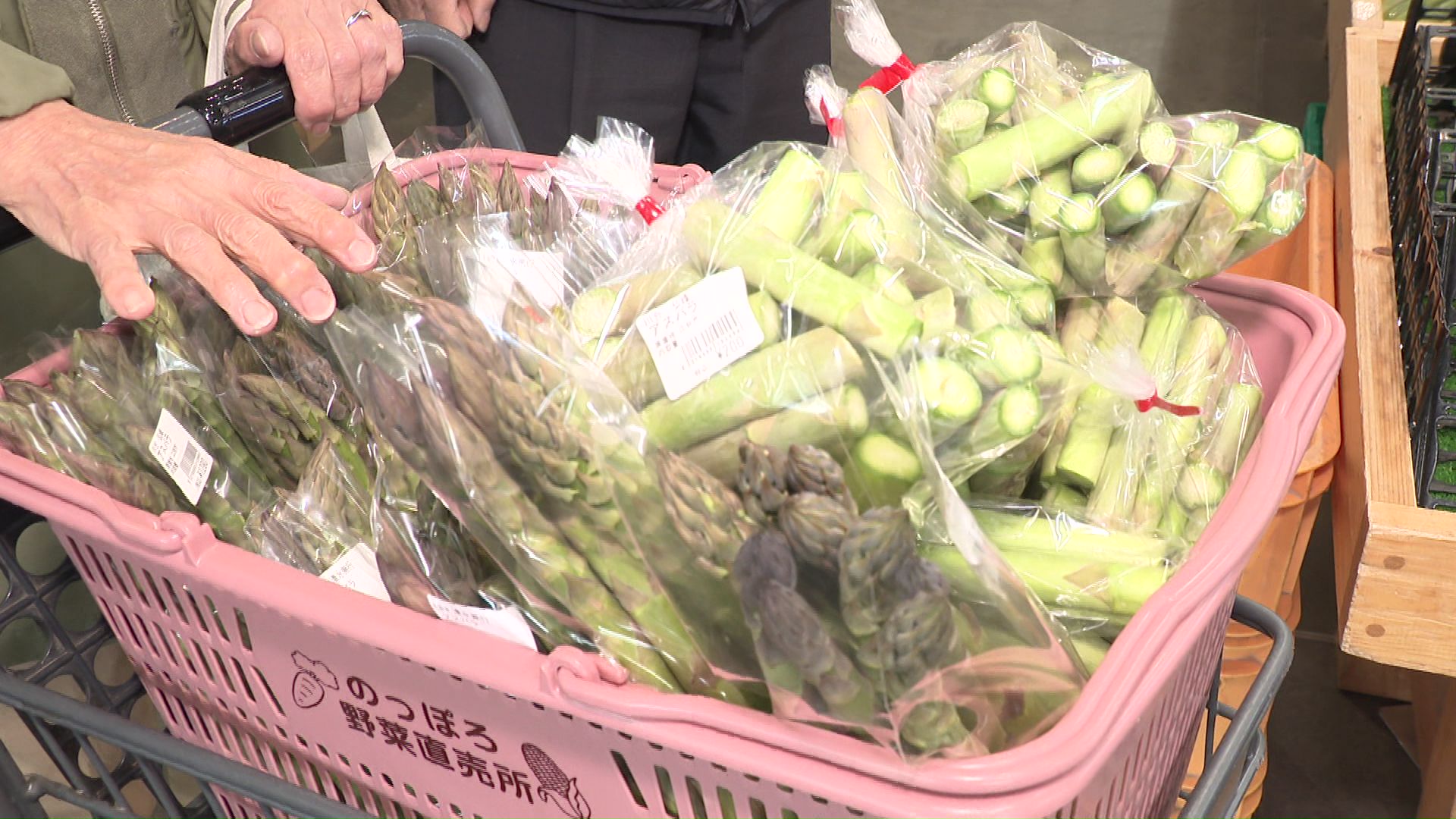 大量のアスパラを購入していく買い物客も