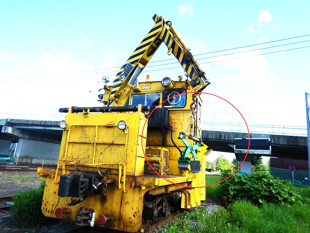 死骸を撤去する「熊キャッチャー」を備えた保線車両（提供：JR北海道）